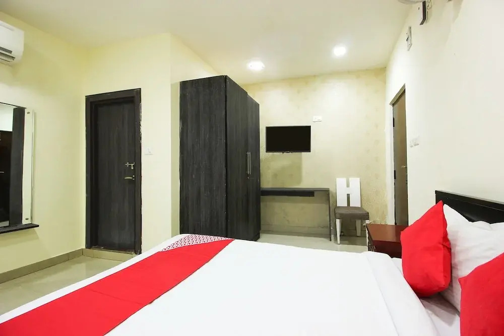 OYO 22737 Chandra Grand Hotel
