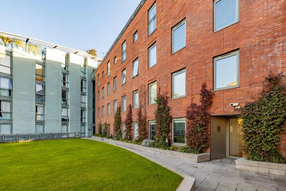 The Crystal Quarters - Modern Bright 2bdr Apartment