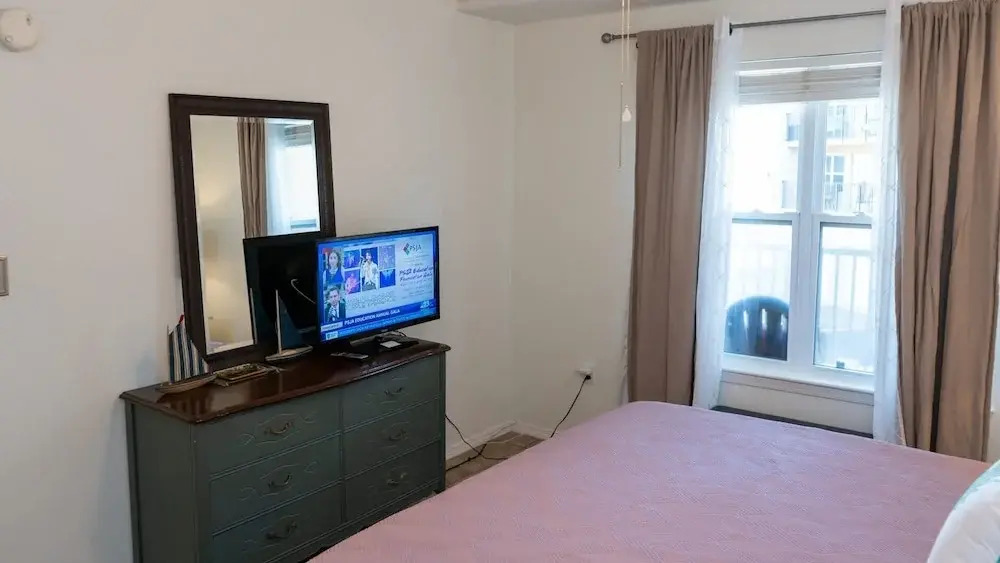 Cozy Family Retreat Steps To Beach Pool / Hot 2 Bedroom Apts