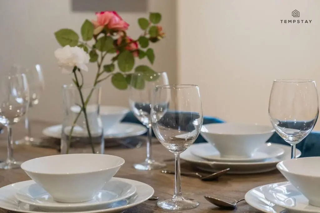 Stylish Home with Free Parking - 10 Mins To Legoland!