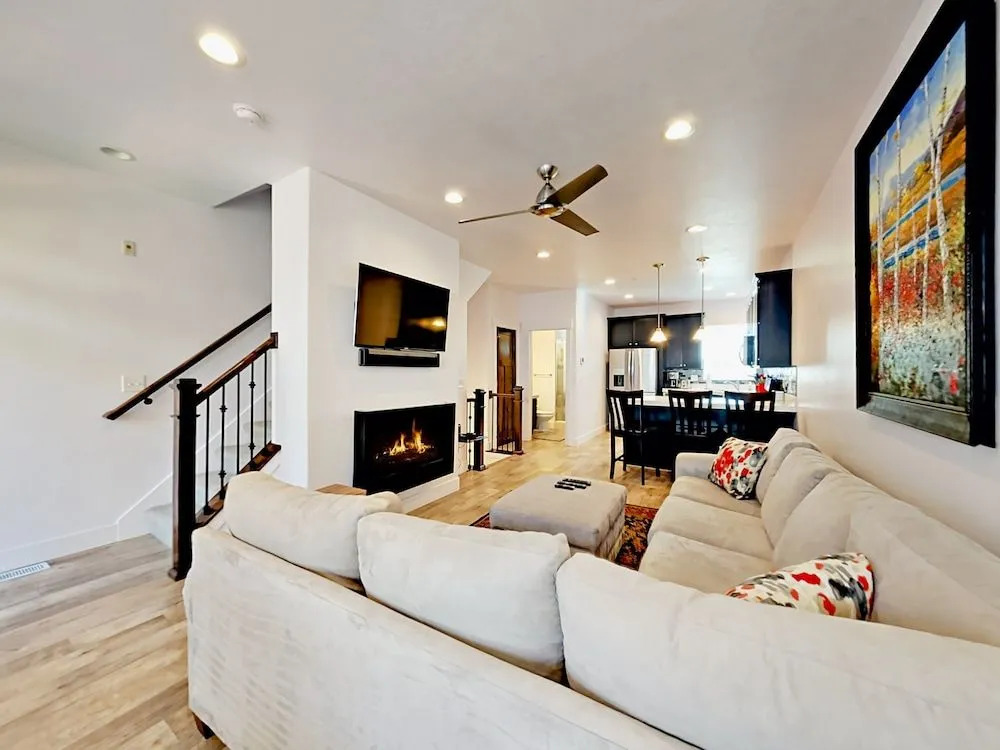 1370 Center Drive Home #6