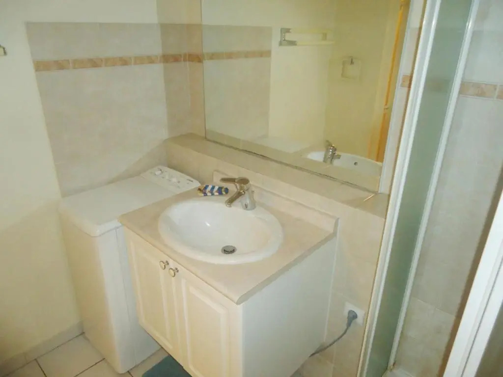 Appartement 2 pièces climatisé, 300m plages, piscine