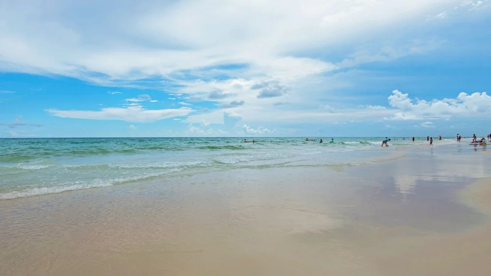 1st Floor, Walkable to Dining, Shopping, Beach - Sleeps 6