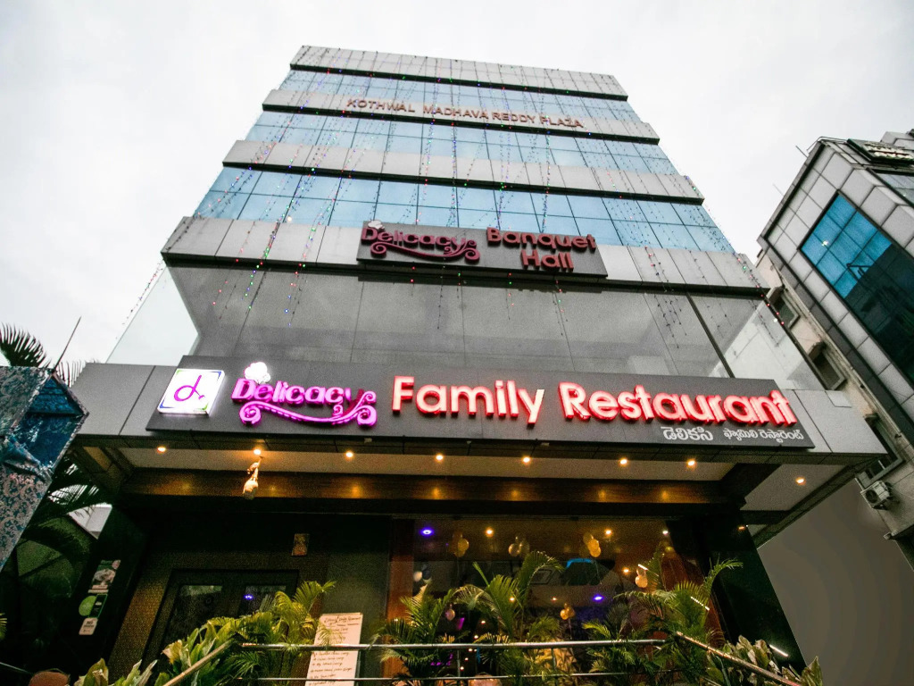 OYO 11842 Hotel Sri Sai Grand Inn