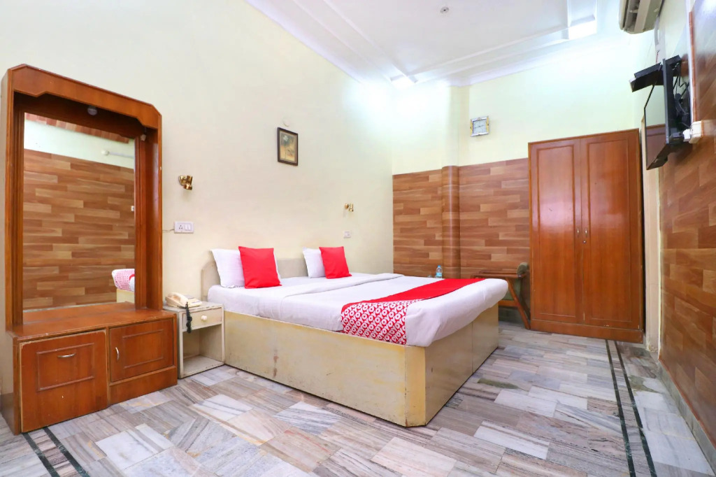 OYO 24073 Hotel Hari Darshan