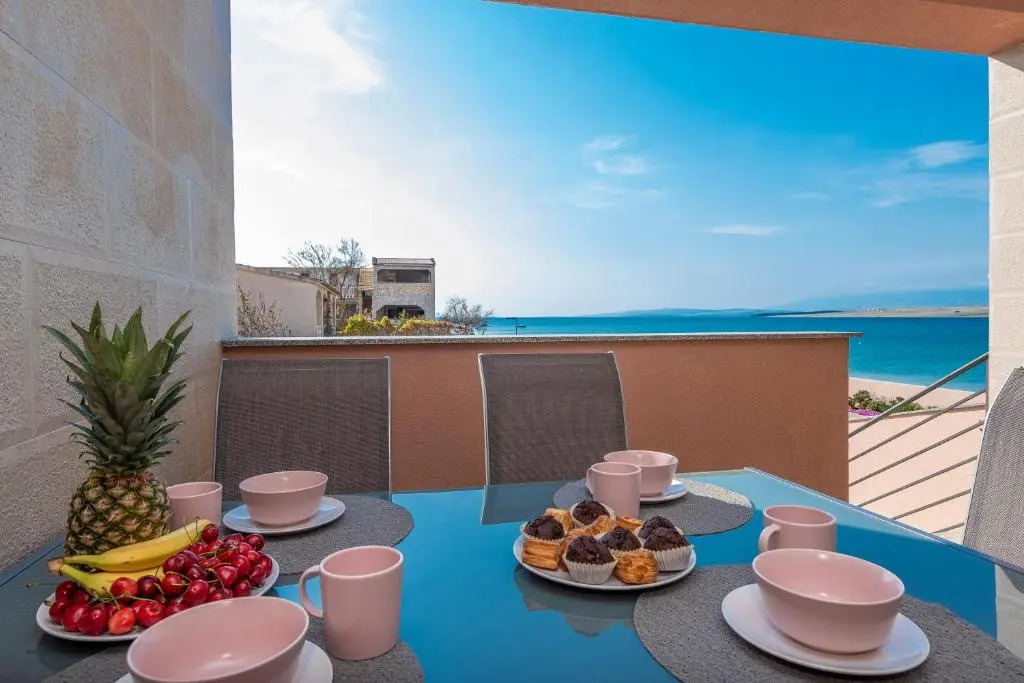 LUXURY APARTMENTS - LA VIR 5& 6