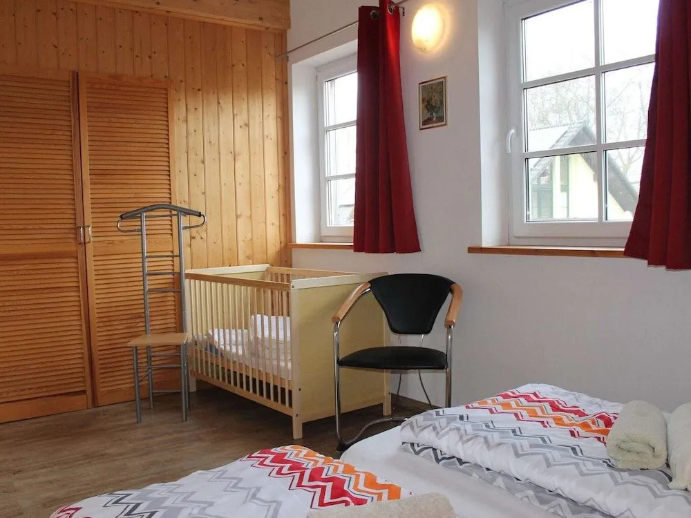 Allergy Friendly Holiday Home near Beach with Lake View