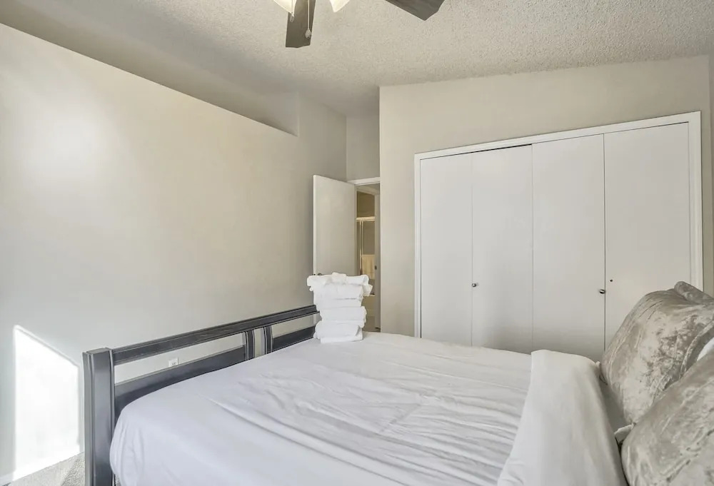 3bddog-friendlynear Shopping & Restaurants
