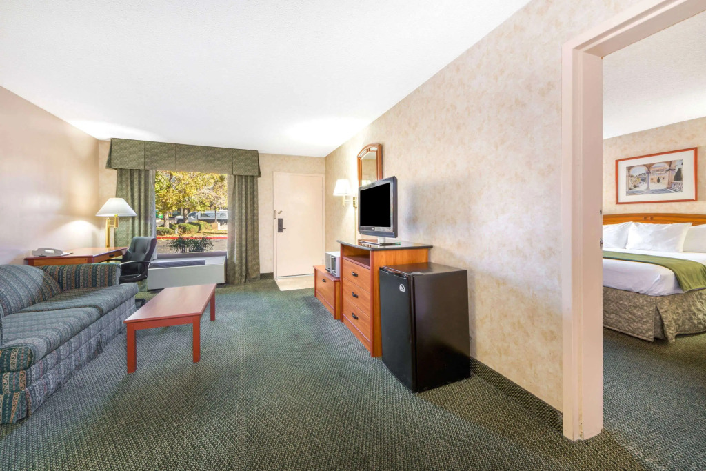 Days Inn & Suites by Wyndham Albuquerque North