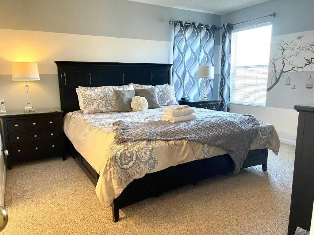 Disney Dream with Hot Tub, Pool, Xbox, Games Room, Lakeview, 10 min to Disney, Clubhouse