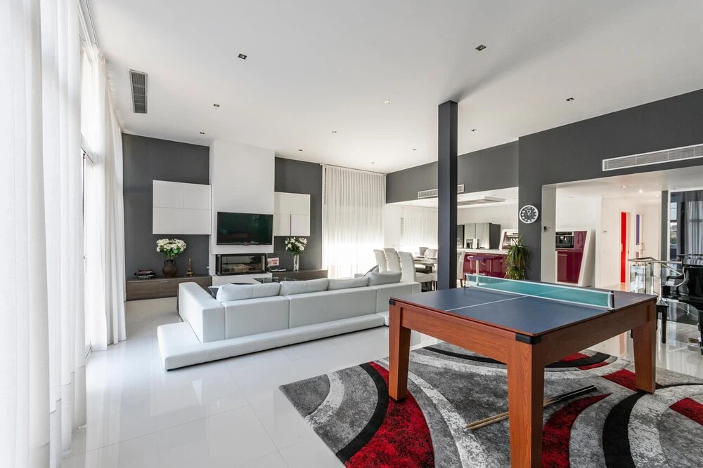 Luxurious Villa. Overflowing Pool 100 Meters From the Beach