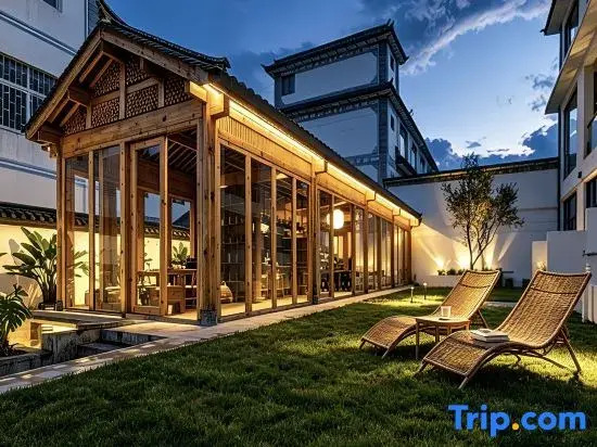 Huaqin · Bali Retreat Wild Luxury Courtyard | 1‑Min Walk to Erhai Lake (Cai Village)