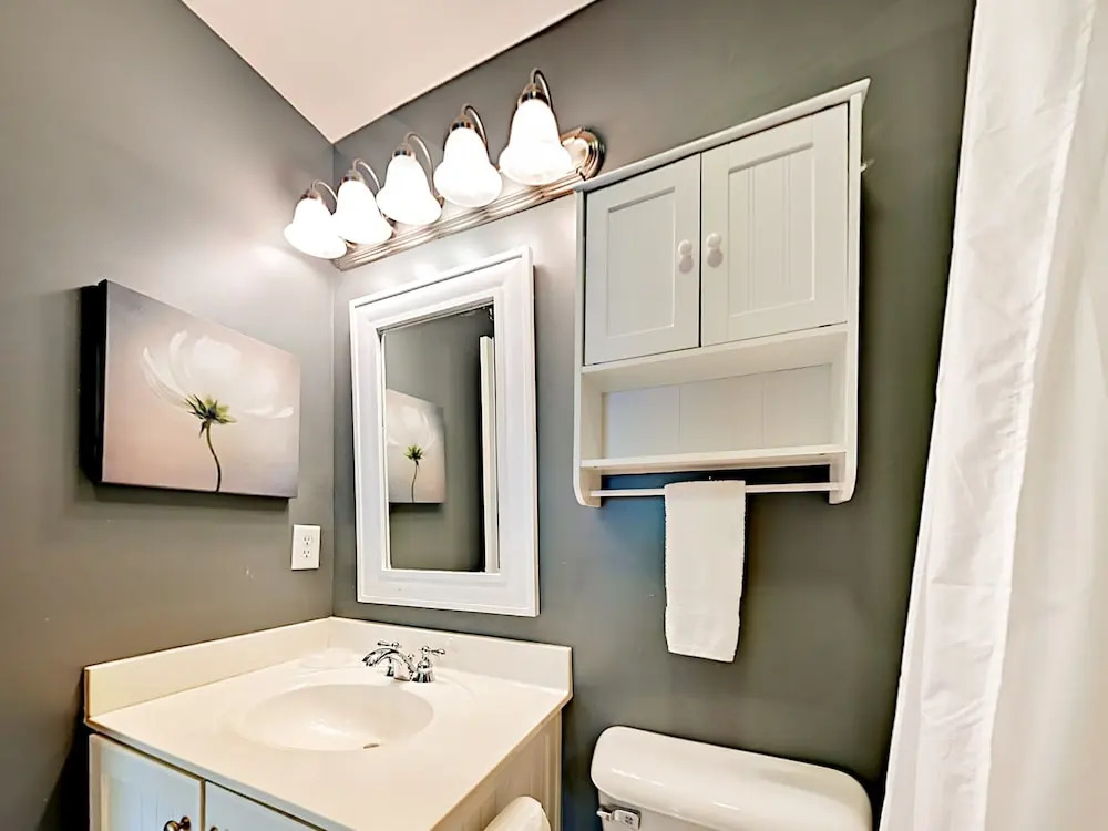 3Br Stylish Cottage East Nashville by RedAwning