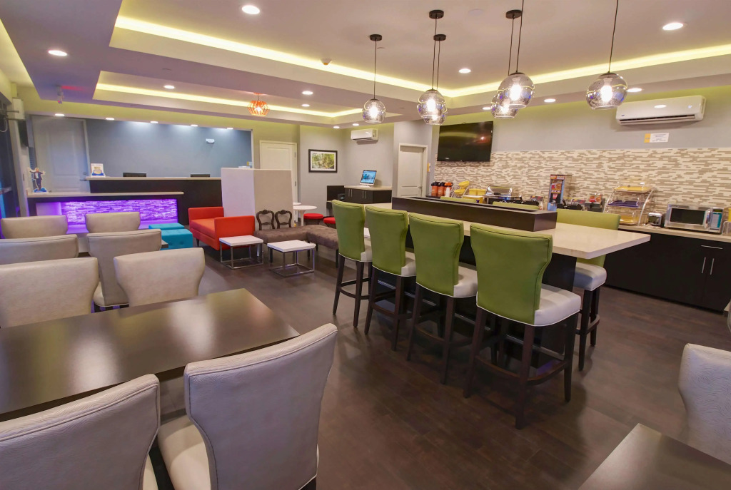 Days Inn & Suites by Wyndham Port Arthur