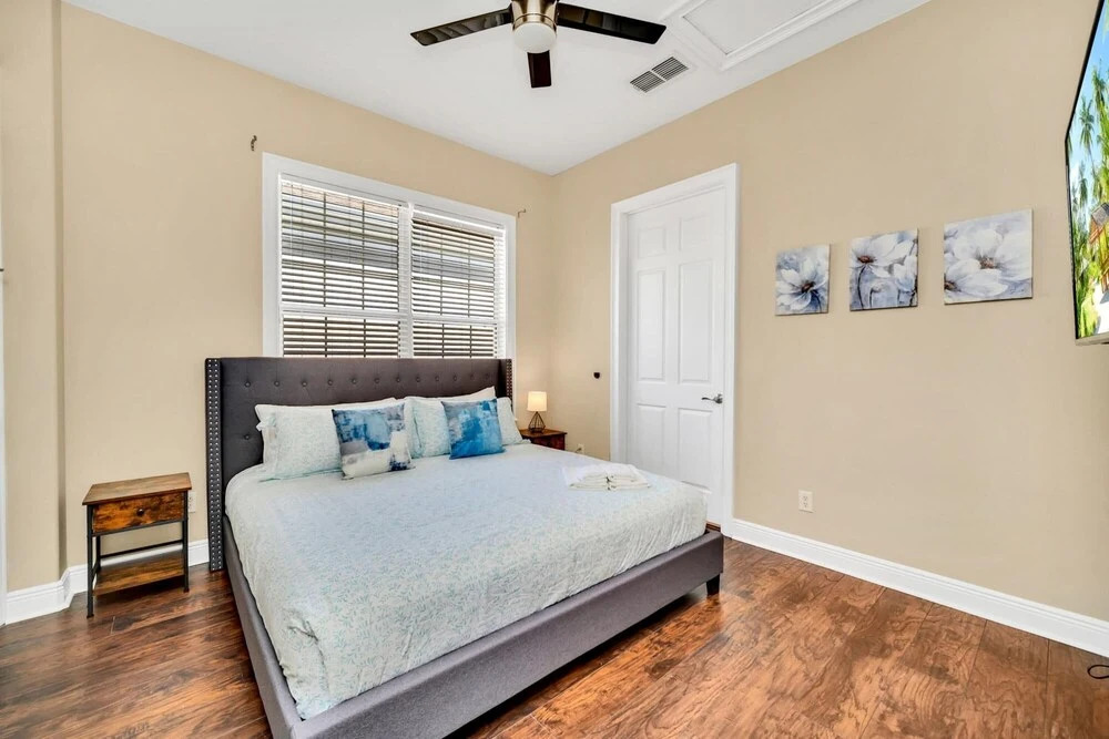 Gorgeous 4BR Home With Hot Tub and Games Room