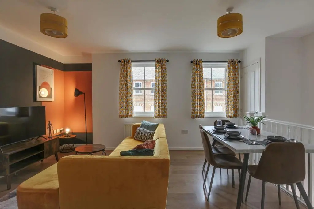 Beautiful Two Bedroom Coach House - Free Parking & Netlfix