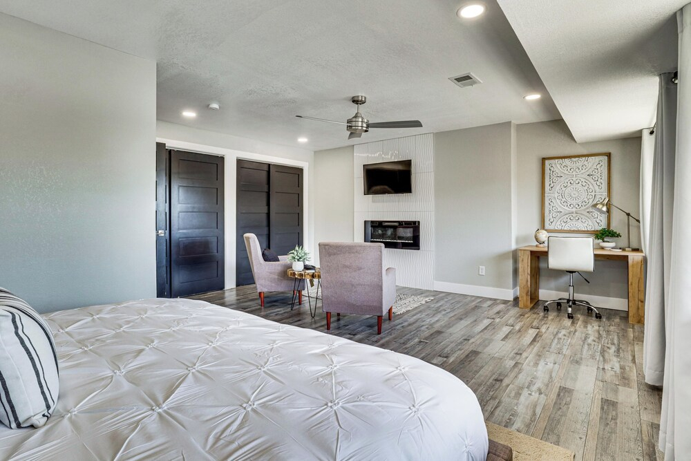 Private Dock & Theater Room: Lake Ozark Luxury