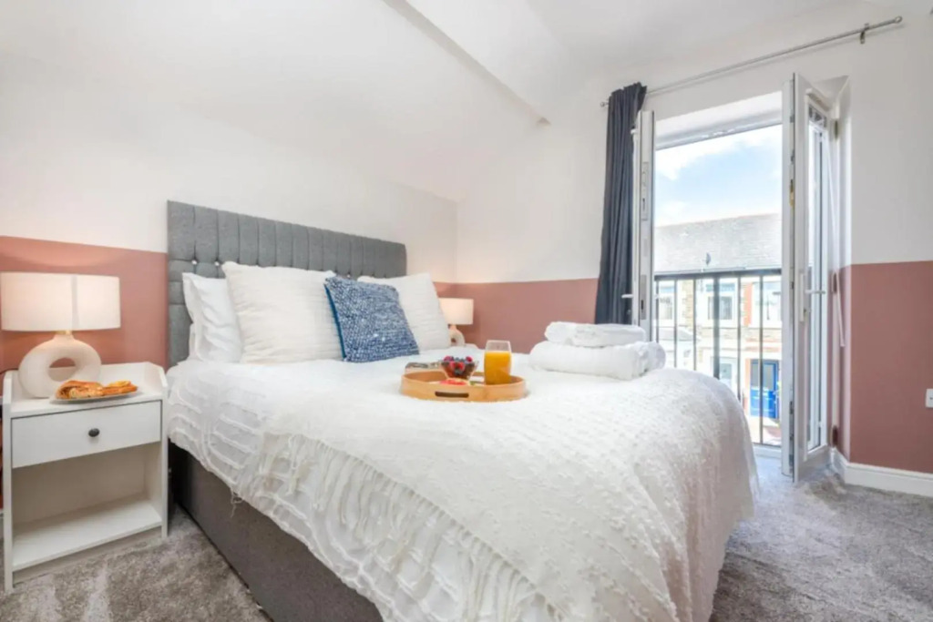 The Coach House Roath - Short Let Cardiff - DYZYN Living - Albany Road