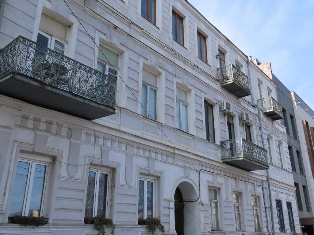 2BR loft apartment near Liberty square