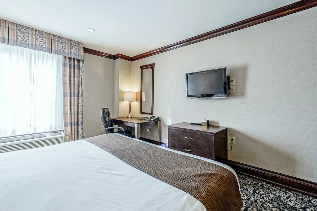 Woodbine Hotel & Suites