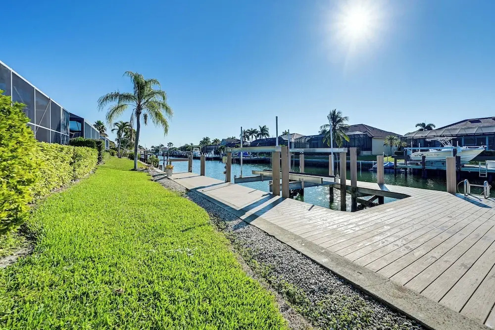 Canal-front Luxury Pool, Boat & Relax in Marco