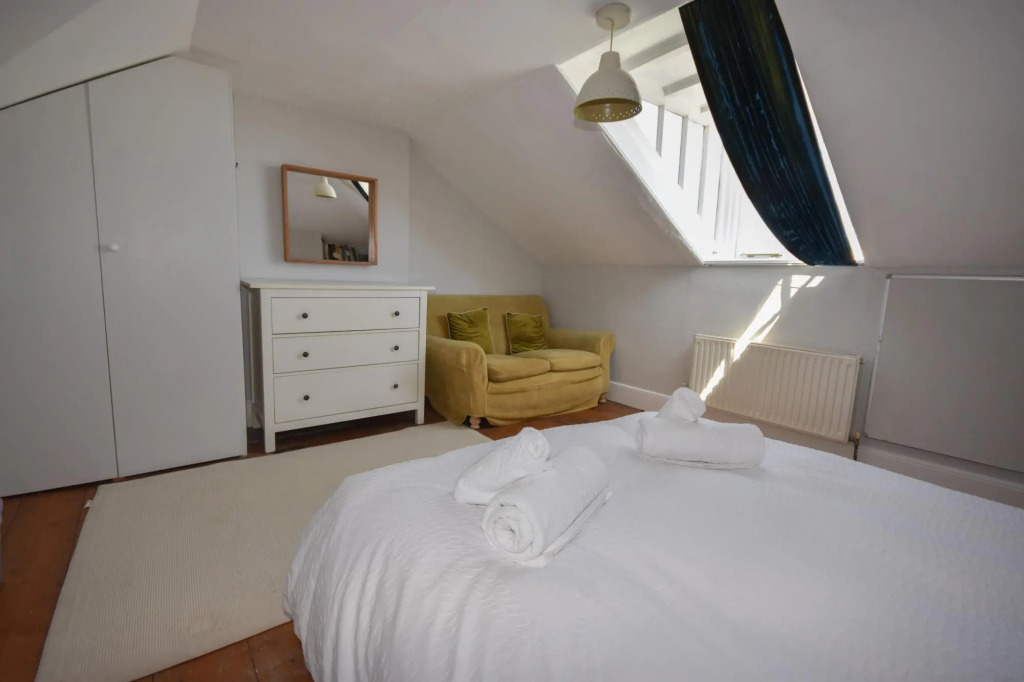 Arden Villa sleeps 8 close to golden beach of Ryde