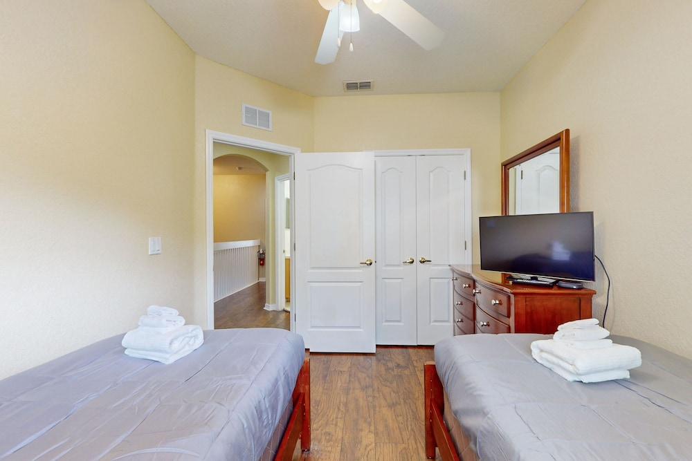 Gated-entry Townhome, With Shared Pool, Central AC, Near Theme Parks