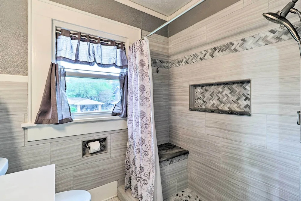 1920s Corsicana Home: Group Getaway Near Downtown!