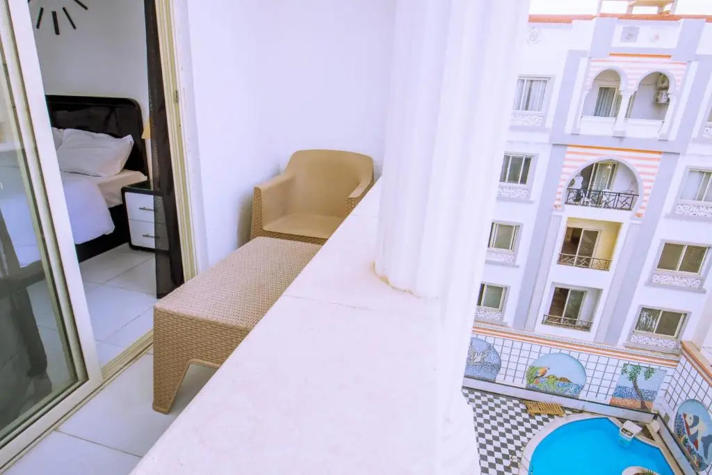 Rare 2BD Marina Hotspot With Pool, Fast Free WIFI & Balcony - 2 Kitchens & 2 Bathrooms - Western Standards - Sheraton Plaza 414-415