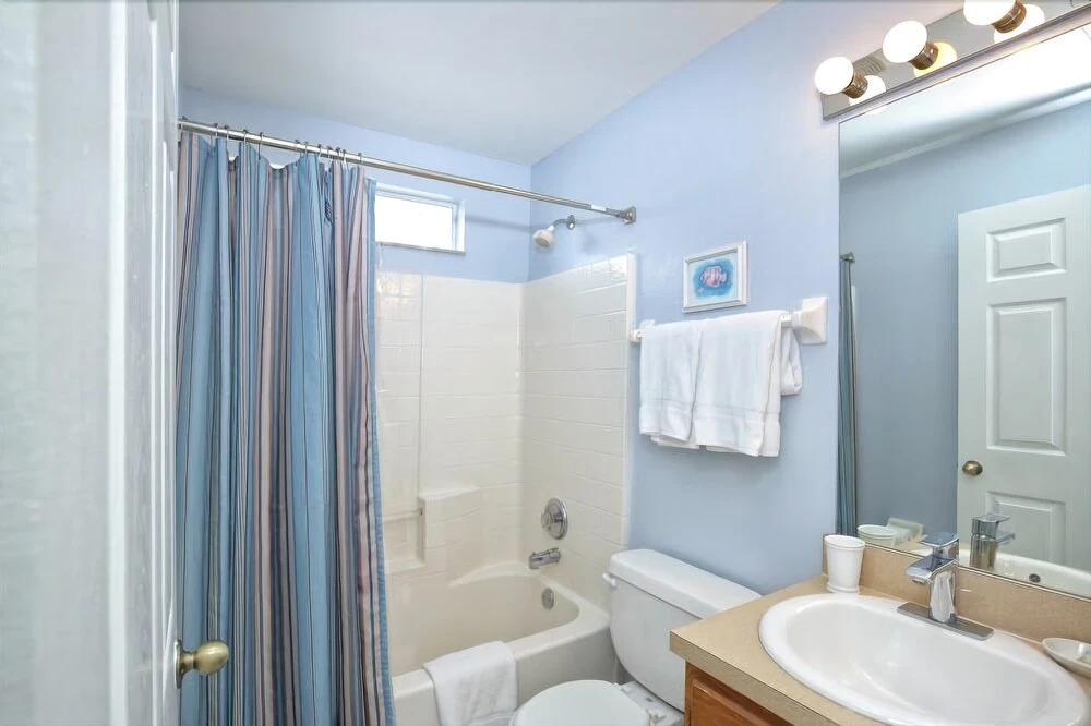 Cozy and Charming Gated Family Style Home w Pool