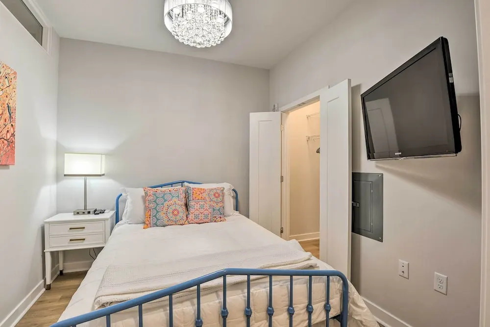 Chic Condo w/ Balcony in the Heart of Annapolis!