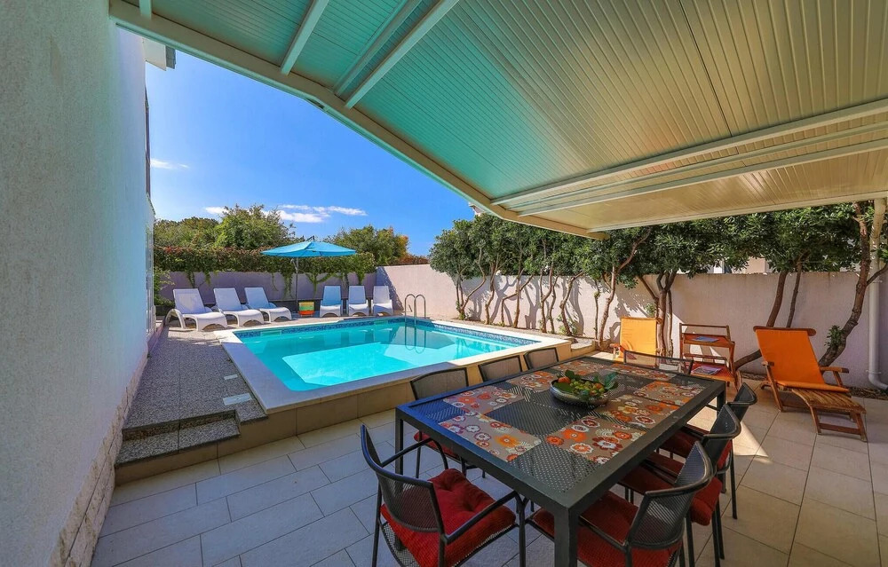 Beautiful Home in Okrug Donji With Wifi and 7 Bedrooms
