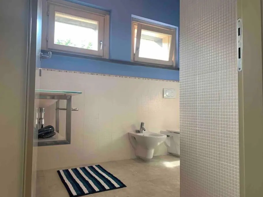 Chic Apartment - River View - Free Parking and WIFI