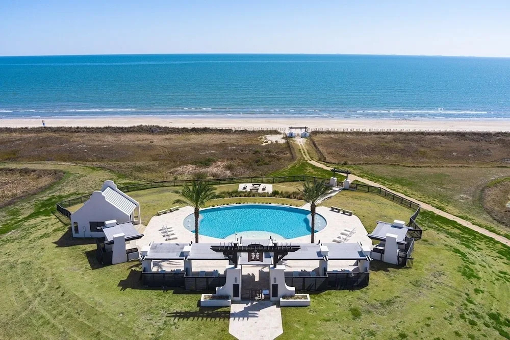 Paradise By The Sea 4 Bedroom Home by RedAwning