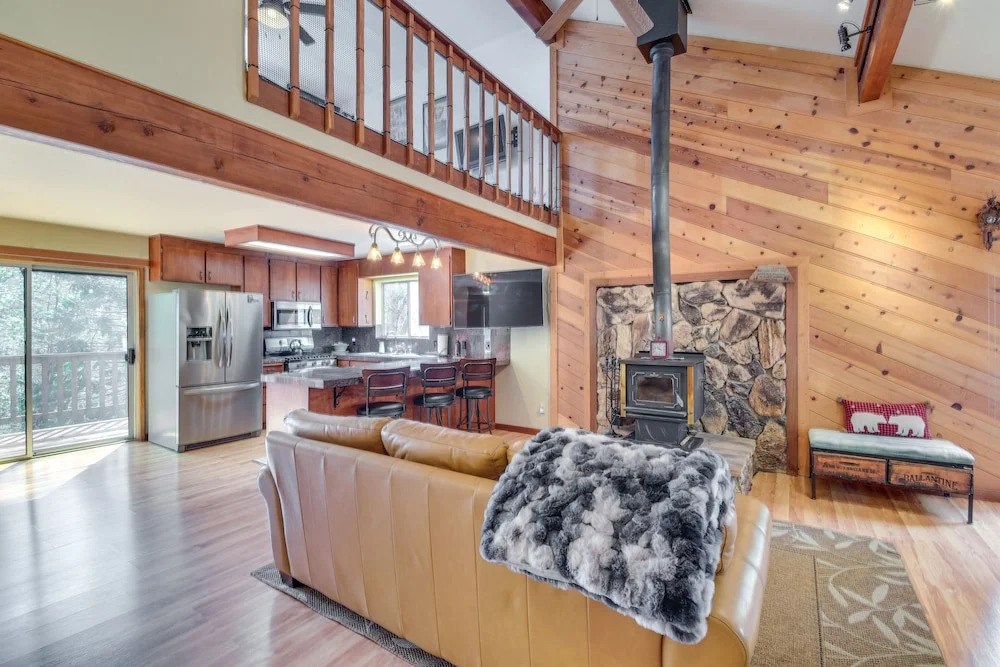 Arnold Cabin w Hot Tub & Community Lake Access