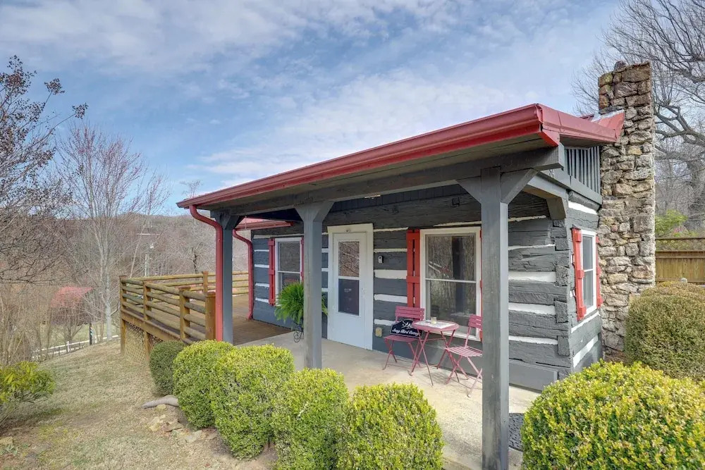 Scenic Hot Springs Retreat Near Appalachian Trail!