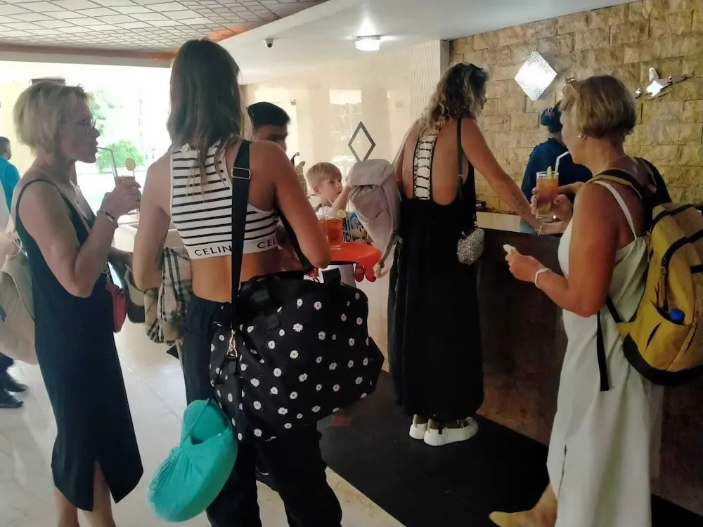 KYNROCK Airport Hotel