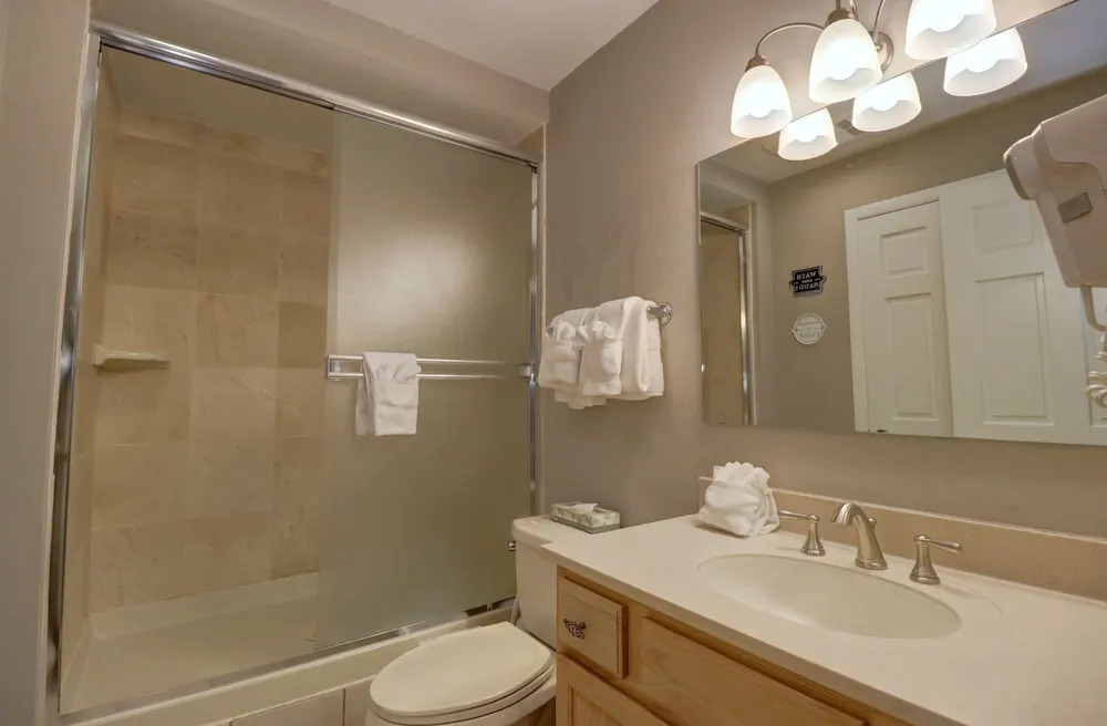Pet Friendly, Beautifully Remodeled with Mountain Views - SB204 by Redawning