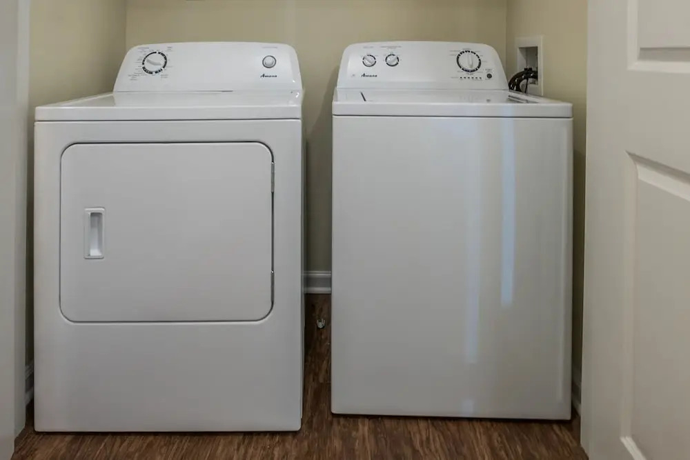 Southside 1 BR Apt with Parking by Frontdesk