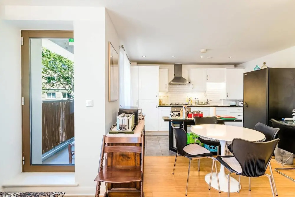 Lovely 1BR Home Canning Town W/balcony + Parking