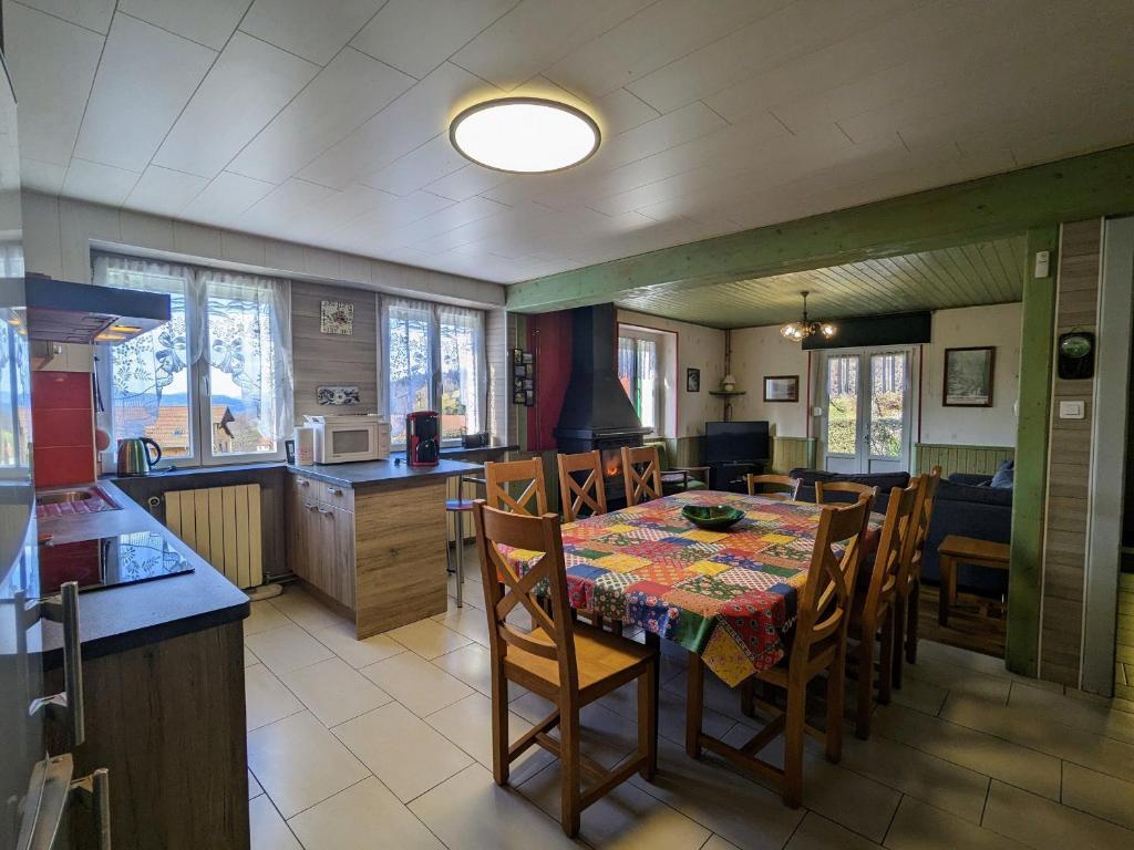 Gîte spacieux en ancienne ferme rénovée, idéal pour familles et amis - proche randos et sites touristiques - FR-1-589-6