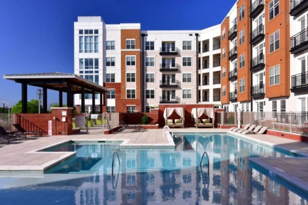 2 Bedroom Apartment with Large Patio, Hammocks