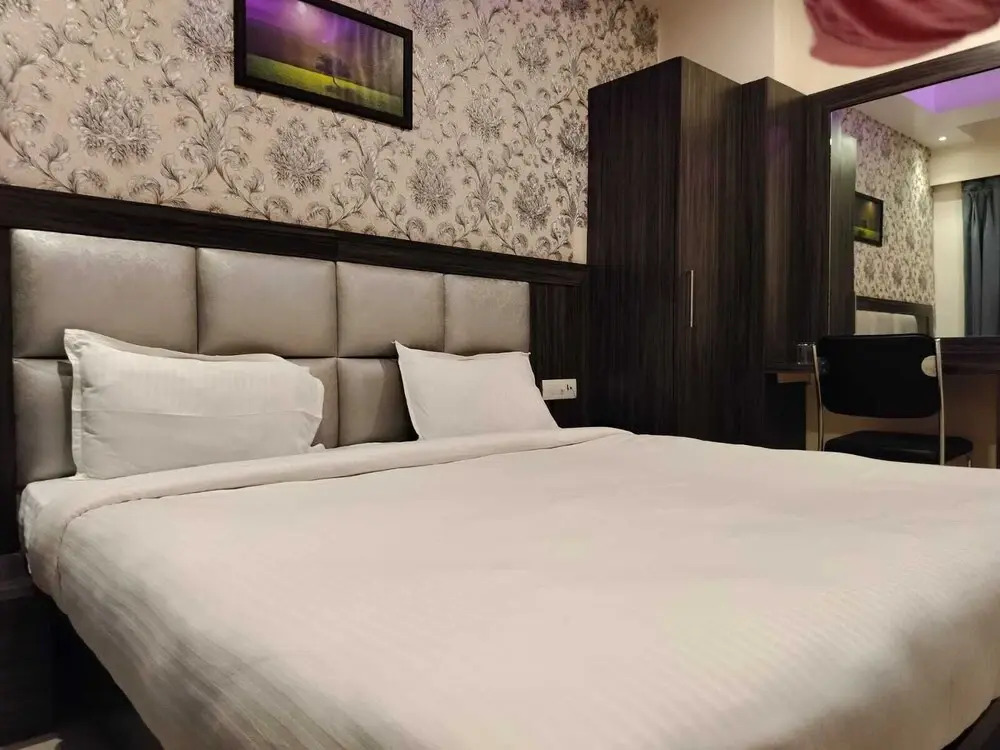 Hotel Golden Crown - 600m to Kashi Vishwanath Temple