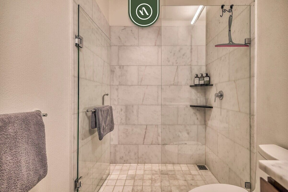 Luxury 2 BR Condo Near Golf Courses and Marina