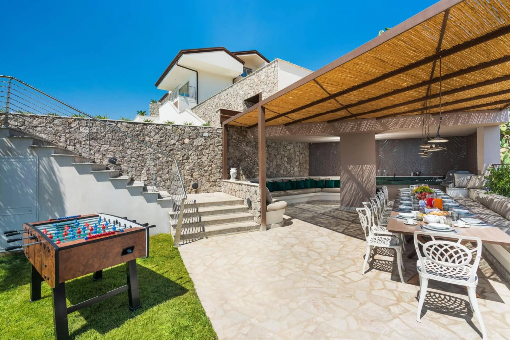 Luxury villa up to 20 guests near Taormina, 600 m from the next beach. Heated pool and wellness area-VILLA TAORMINA
