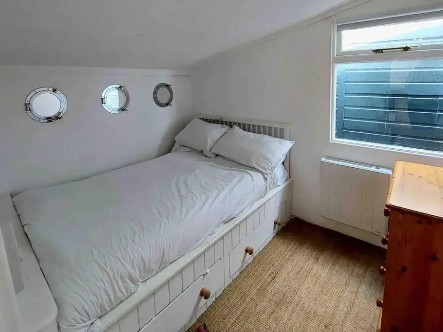 Amazing Sea View chalet , set In the main part of Lyme & Sleeps 4