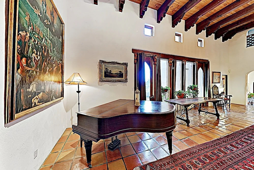 Extraordinary Private W/ Pool & Hot Tubs 6 Bedroom Home
