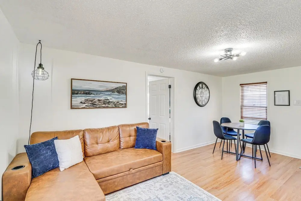 Jefferson City Bungalow: Hot Tub & Patio!