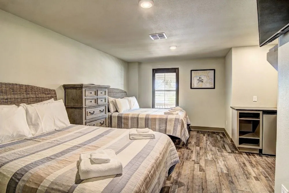 Flat's AB - 5 Br Cottage