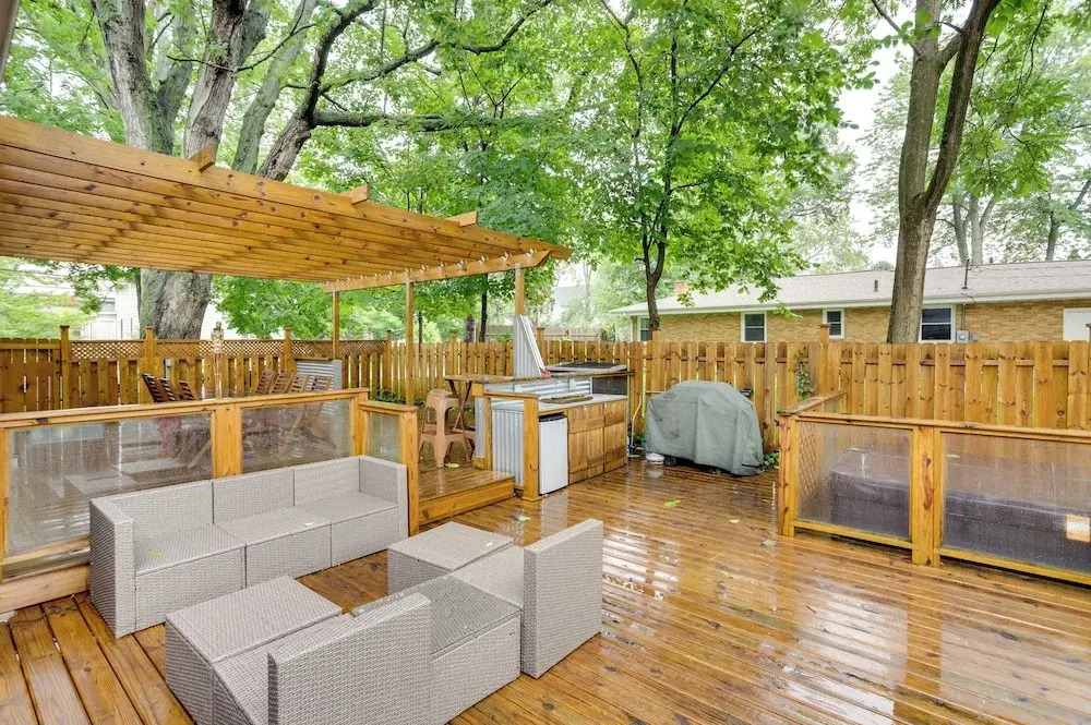 South Haven Oasis - Private Hot Tub, Pool & Grill!